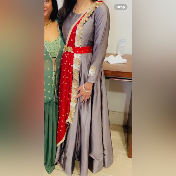 Indian gown with maroon dupatta - Picture 3 of 3